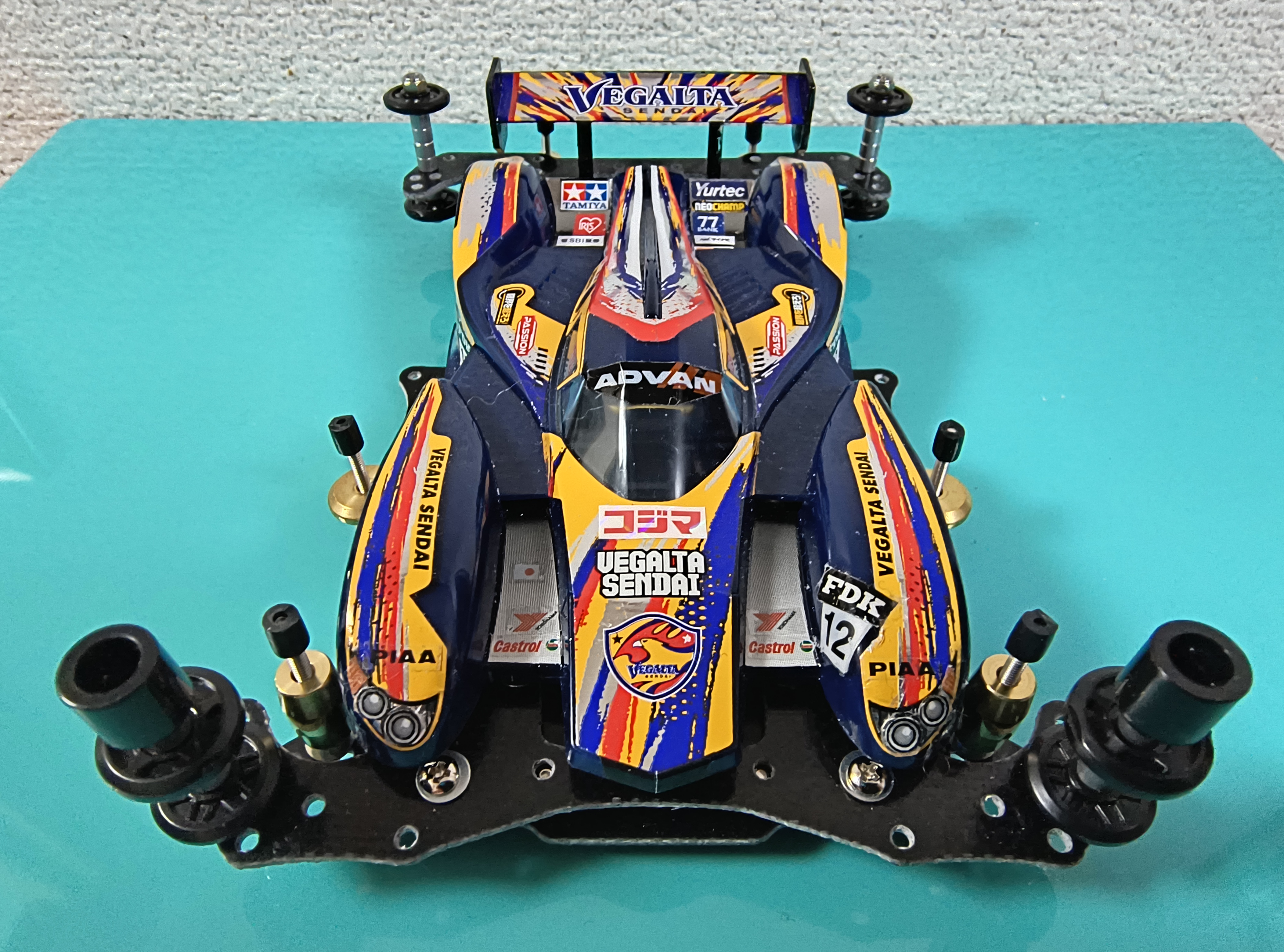 ミニ四駆「ダッシュ1号・皇帝（エンペラー）ベガルタ仙台ver.」と ミニ 