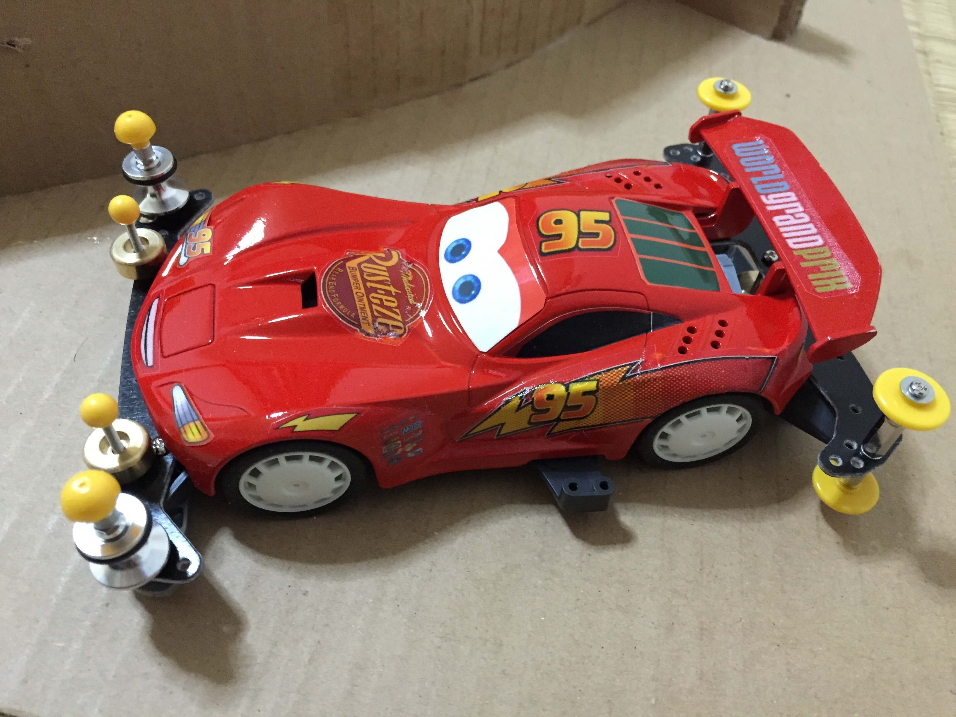 ミニッツ　ライトニング・マックィーン風　ボディ　自作品 Create Cars Lightning McQueen with Mini 4WD! Compare with